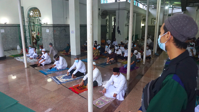 Foto: Salat Idul Adha Terbatas di Masjid Agung Palembang (45628)
