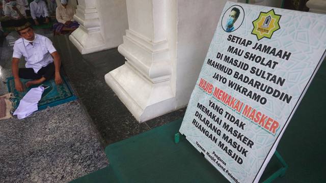 Foto: Salat Idul Adha Terbatas di Masjid Agung Palembang (45629)