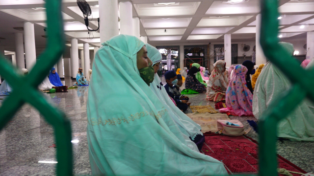 Foto: Salat Idul Adha Terbatas di Masjid Agung Palembang (45630)