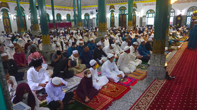 Foto: Salat Idul Adha Terbatas di Masjid Agung Palembang (45632)