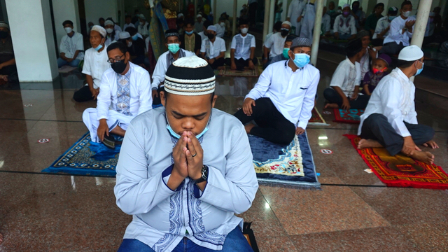 Foto: Salat Idul Adha Terbatas di Masjid Agung Palembang (45633)