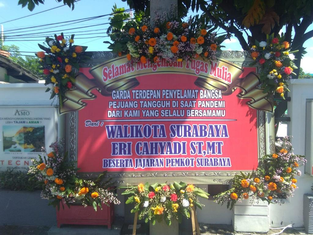 Karangan bunga yang disebar Wali Kota Surabaya Eri Cahyadi untuk para nakes. Foto-foto: Dok. Basra
