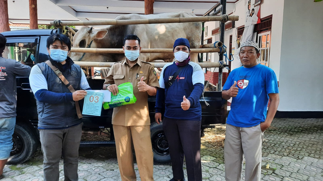BDI PErtamina Refinery Unit VI Balongan menyerahkan hewan kubrna kepada masyarakat Indramayu.(Juan)