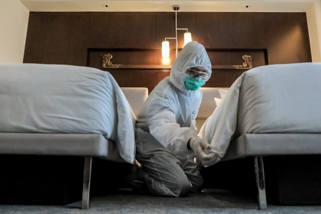 Ilustrasi room atendant saat membersihkan kamar hotel Foto: Dok. Kemenparekraf