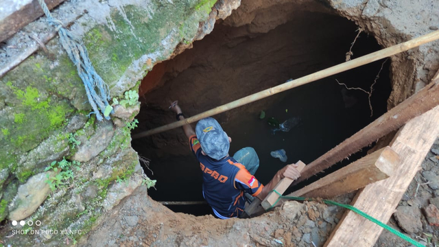 Lubang sedalam 4 meter dan berair yang muncul di rumah warga yang sementara direnovasi di Desa Takandeang, Mamuju, Sulawesi Barat. Foto: Dok. Istimewa/SulbarKini