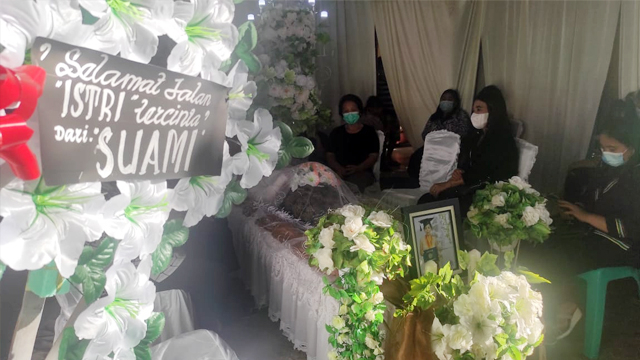 Suasana pemakaman Juita Lydia Tiwa, warga Minsel yang meninggal 10 hari setelah divaksin corona. (foto: febry kodongan/manadobacirita)