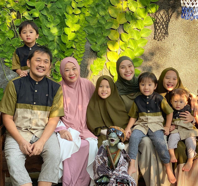 Pakai Busana Senada, Ini Gaya Kompak 8 Selebriti saat Idul Adha di Rumah Aja (39362)