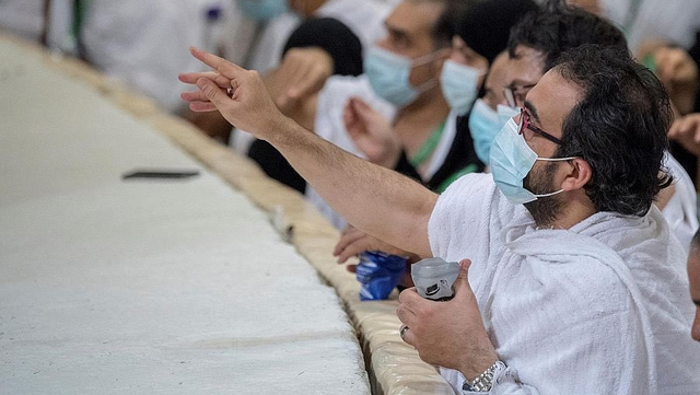 Jemaah haji 2021 melakukan lempar jumrah (kerikil) Aqabah di Mina, Selasa (20/7). Ada 7 kerikil yang dilemparkan.Foto: Makkah Region