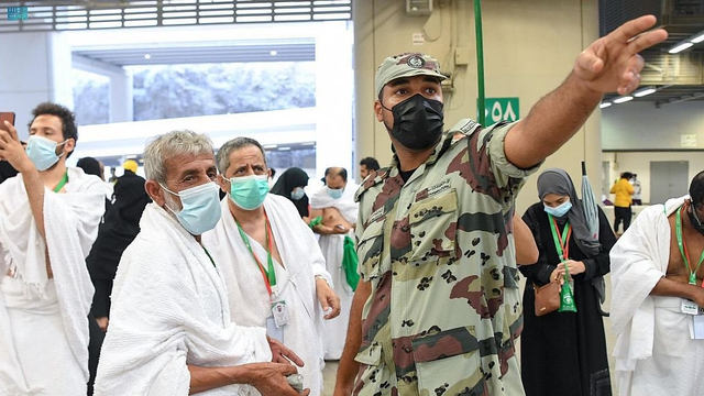 Aparat membantu jemaah yang bertanya di jembatan jamarat, lokasi lempar jumrah Aqabah, Selasa (20/7). Foto: Makkah Region