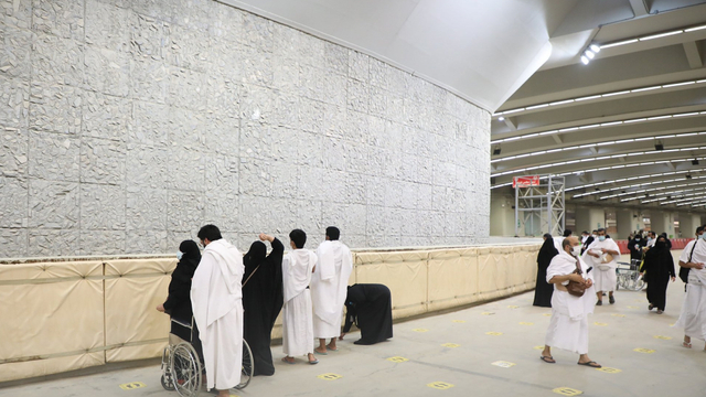 Jemaah haji 2021 melakukan lempar jumrah Aqabah di jembatan jamarat di Mina, Selasa (20/7). Foto: Makkah Region
