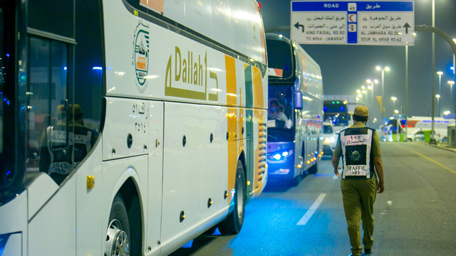 Jemaah naik bus menuju Muzdalifah setelah wukuf di Arafah pada musim haji 2021. Foto: Makkah Region
