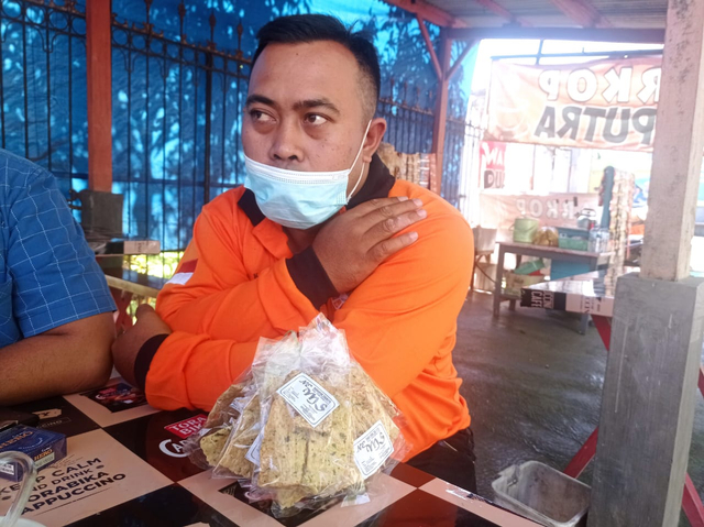 Puji Susanto, pedagang keripik tempe dan kerupuk. Omzetnya turun sejak pandemi dan perbelakuan PPKM. foto/ Rizal Adhi Pratama