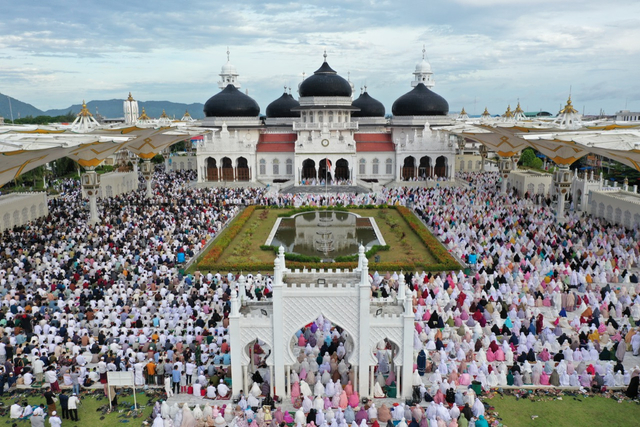 Video Drone: Ramai Jemaah Idul Adha di Masjid Raya Baiturrahman, Aceh (625904)