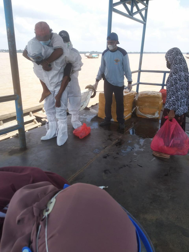 Viral, Aksi Heroik Polisi di Riau Gendong Pasien Positif COVID-19 ke RSUD (284826)