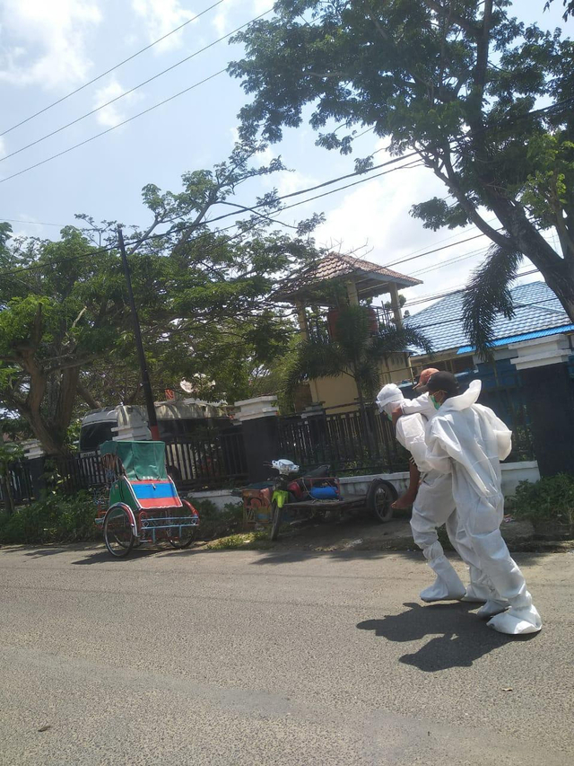 Viral, Aksi Heroik Polisi di Riau Gendong Pasien Positif COVID-19 ke RSUD (284827)