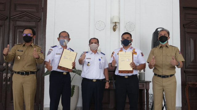 BPTJ menandatangani perjanjian kerjasama dengan Pemerintah Kota Bogor tentang Penyelenggaraan Pengoperasian Angkutan Umum Perkotaan di Kota Bogor.  Foto: Dok. Istimewa