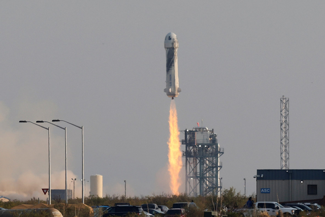 Roket New Shepard yang membawa Jeff Bezos  bersama tiga anggota awak diluncurkan pada penerbangan suborbital tanpa pilot pertama di dunia dari Situs Peluncuran Blue Origin 1 di Van Horn, Texas, AS. Foto: Joe Skipper/REUTERS