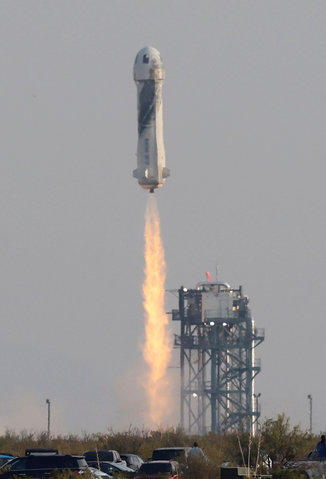 Roket New Shepard yang membawa Jeff Bezos bersama tiga anggota awak diluncurkan pada penerbangan suborbital tanpa pilot pertama di dunia dari Situs Peluncuran Blue Origin 1 di Van Horn, Texas, AS. Foto: Joe Skipper/REUTERS