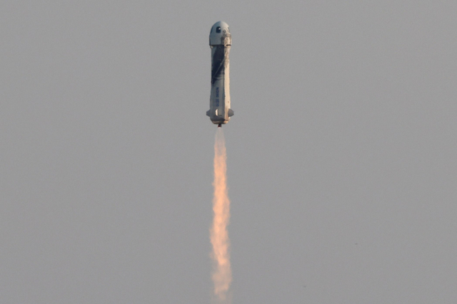 Roket New Shepard yang membawa Jeff Bezos  bersama tiga anggota awak diluncurkan pada penerbangan suborbital tanpa pilot pertama di dunia dari Situs Peluncuran Blue Origin 1 di Van Horn, Texas, AS. Foto: Joe Skipper/REUTERS