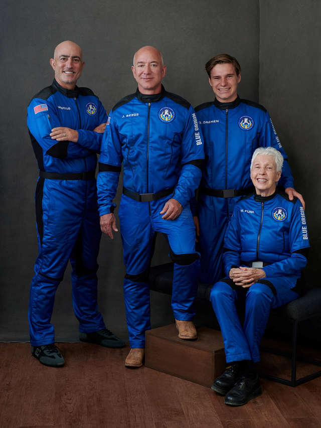 Jeff Bezos bersama Mark Bezos, Wally Funk, dan Oliver Daemen, berpose menjelang penerbangan wisata ke luar angkasa bersama Blue Origin dengan roket New Shepard pada Selasa, 20 Juli 2021. Foto: Blue Origin/via REUTERS
