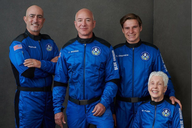 Jeff Bezos Meroket ke Luar Angkasa Bersama Nenek 82 Tahun dan Remaja 18 Tahun (2366)