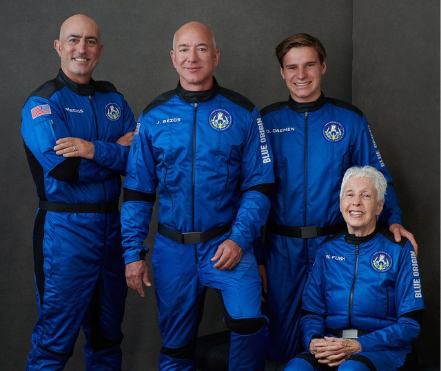 4 penumpang yang ikut dalam wisata luar angkasa perdana Blue Origin dengan roket New Shepard pada 20 Juli 2021: Mark Bezos, Jeff Bezos, Oliver Daemen, dan Wally Funk. Foto: Blue Origin