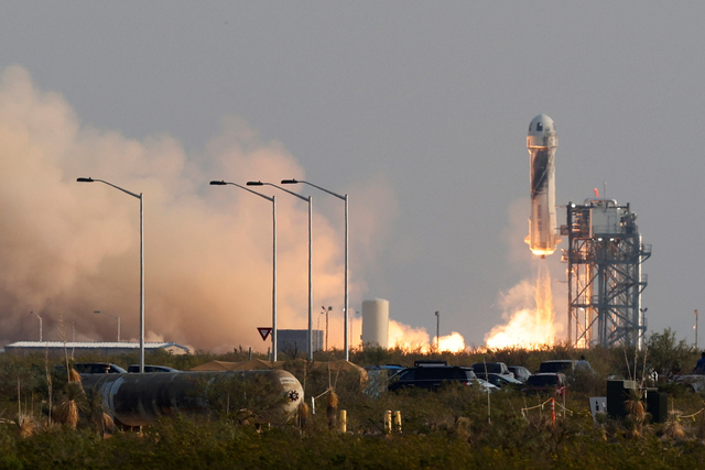 Roket New Shepard yang membawa Jeff Bezos bersama tiga anggota awak diluncurkan pada penerbangan suborbital tanpa pilot pertama di dunia dari Situs Peluncuran Blue Origin 1 di Van Horn, Texas, AS. Foto: Joe Skipper/REUTERS