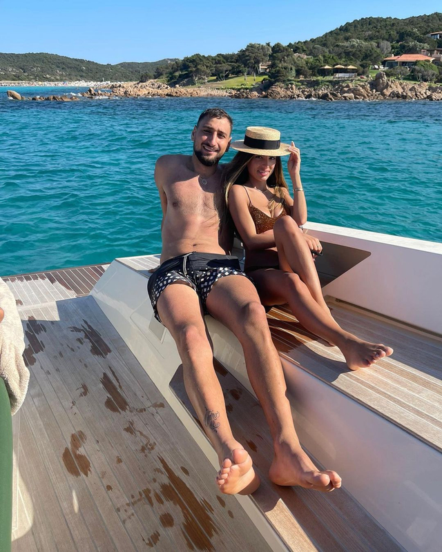 Gianluigi Donnarumma Asyik Liburan di Pantai Bareng Pacar Usai Euro 2020 (31429)