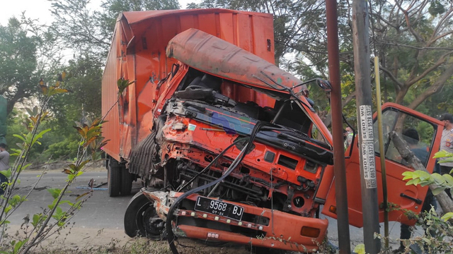 Kendaraan yang terlibat kecelakaan lalu-lintas di jalur Pantura Tuban-Bancar, turut Desa Sobontoro, Kecamatan Tambakboyo, Kabupaten Tuban. Rabu (21/07/2021) (foto: istimewa)