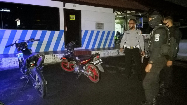Polisi menyita dua sepeda motor yang kedapatan sedang kebut-kebutan.