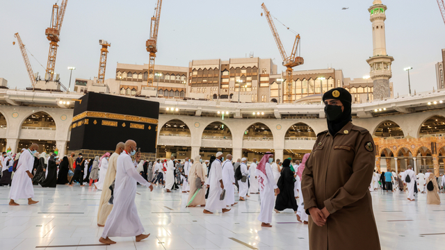 Seorang petugas polisi wanita Saudi berjaga-jaga saat jemaah melakukan Tawaf di Masjidil Haram, Mekkah, Arab Saudi, Selasa (20/7). Foto: Ahmed Yosri/REUTERS