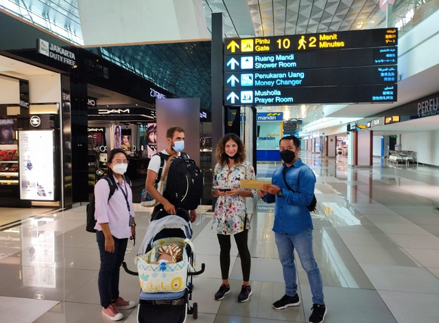 Warga Rusia saat di bandara Soekarno Hatta, Jakarta bersama petugas imigrasi - IST