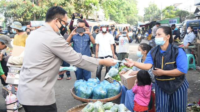 Polrestabes Bandung bersama Paguyuban Tionghoa membagikan sembako pada masyarakat terdampak pandemi di Pasar Ciroyom, Kota Bandung, Rabu (21/7). Foto: Dok. Istimewa