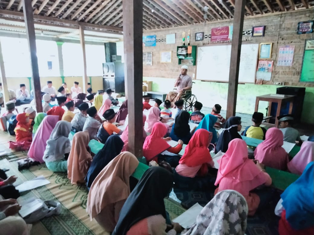 Guru TPQ Difabel, IZI Jateng Bantu Perbaikan Kursi Roda (11897)