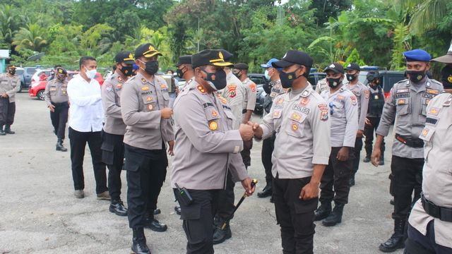 Personel Polres Biak Numfor digeser ke Nabire, antisipasi keamanan pada pilkada ulang Nabire. (Dpk Humas Polda Papua)