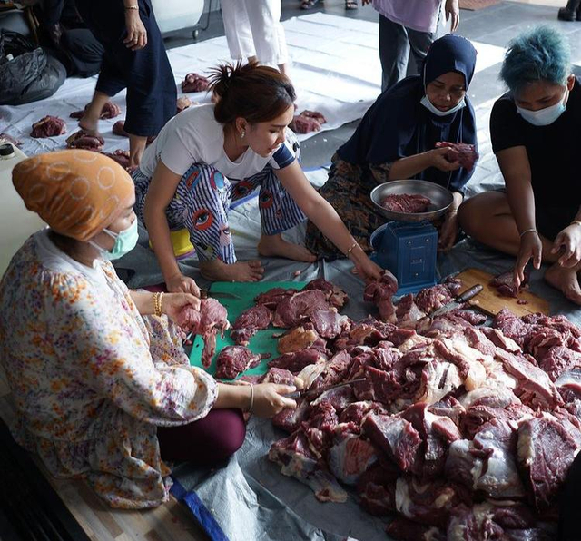 Momen Ayu Ting Ting Jadi Tukang Potong Daging Kurban, Gayanya Curi Perhatian (27952)