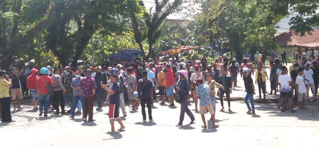 Tampak warga berjaga-jaga dijalan untuk mengantisipasi adanya aksi serangan dari pihak sebelah, foto: Yanti/Balleo News