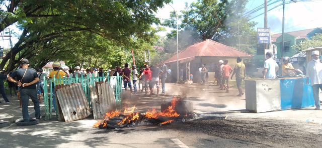 Warga Pasar Bersama melakukan blokade jalan, Rabu (21/7), foto: Yanti/Balleo News