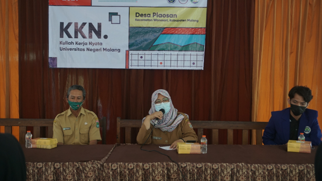 Kades Plaosan, Sri Wahyuni, saat menerima mahasiswa KKN Universitas Negeri Malang. dok