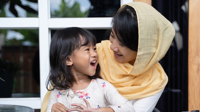 Ilustrasi Ibu dan anak sedang berbincang. Foto: Shutter Stock