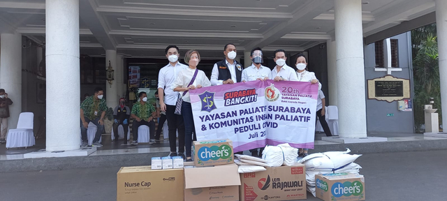 Wali Kota Surabaya Eri Cahyadi saat serah terima donasi dari perwakilan dari Yayasan Paliatif Surabaya, Komunitas Insan Paliatif Peduli, dan Cheers Alkaline Healthy Water.