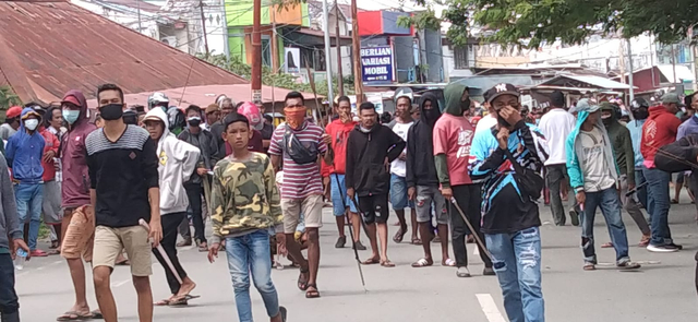 Tampak warga memegang senjata tajam dan parang dalam aksi saling baku serang, foto: Yanti/Balleo News