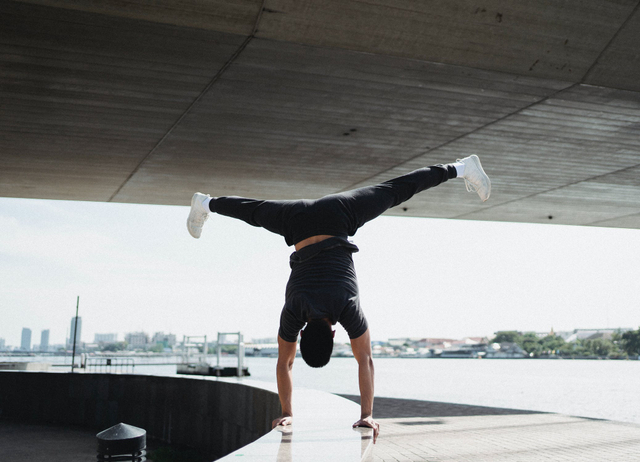 Cara Melakukan Gerakan Handstand untuk Pemula (34305)