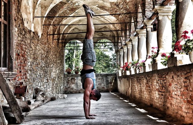Cara Melakukan Gerakan Handstand untuk Pemula (34307)