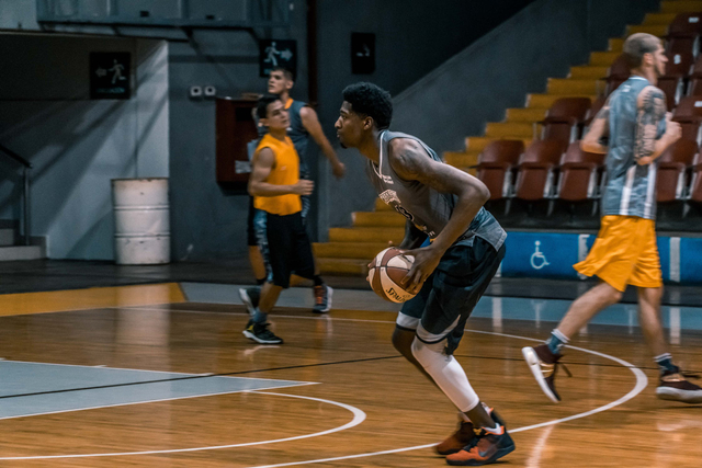 Cara Melakukan Bounce Pass dalam Basket (492144)