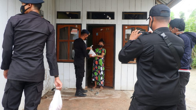 Foto: Idul Adha, Brimob Polda Sultra Bagikan 560 Kantong Daging Sapi (707620)