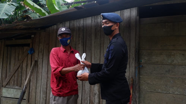 Foto: Idul Adha, Brimob Polda Sultra Bagikan 560 Kantong Daging Sapi (707619)