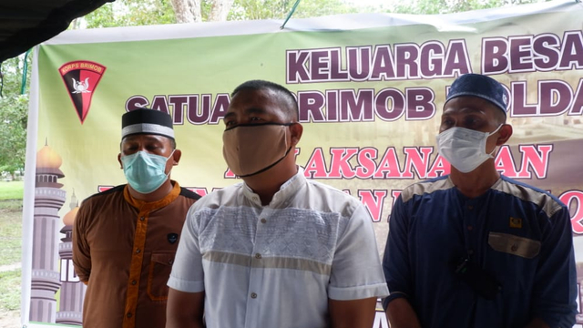 Foto: Idul Adha, Brimob Polda Sultra Bagikan 560 Kantong Daging Sapi (707618)