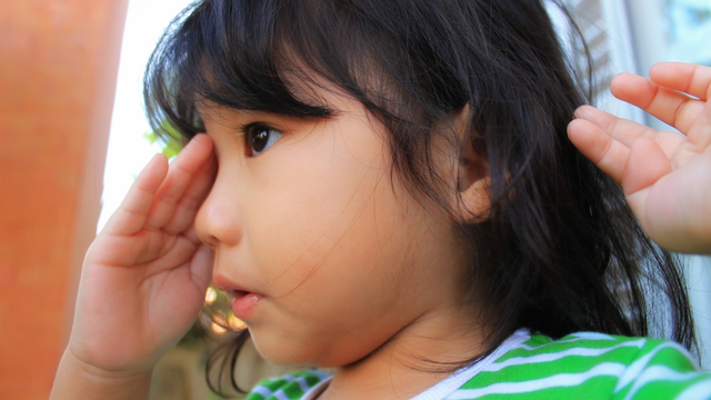 Ilustrasi anak yang sering berkedip. Foto: Shutter Stock