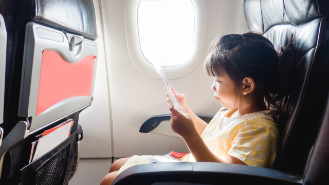 Pergi Liburan dengan Pesawat Sambil Bawa Anak? Lakukan Ini untuk Kurangi Stres (138877)